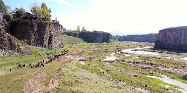 Murat Kanyonu'nda 1000 kişinin katılımıyla "Cumhuriyet" yürüyüşü yapıldı