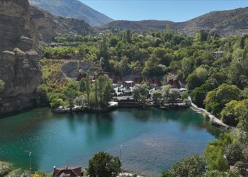 Tortum Şelalesi'ne ziyaretçi akını