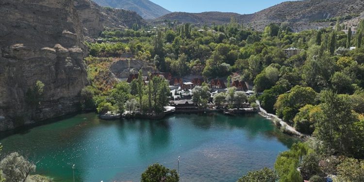 Tortum Şelalesi'ne ziyaretçi akını