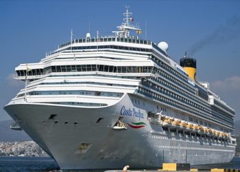 Rotasını İsrail'den İzmir'e çeviren yolcu gemisi "Costa Pacifica" limana yanaştı