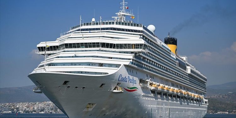 Rotasını İsrail'den İzmir'e çeviren yolcu gemisi "Costa Pacifica" limana yanaştı