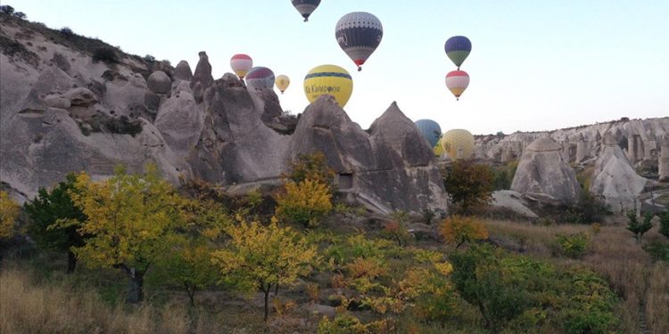 Kapadokya turistlere sonbahar fonuyla da fotoğraf çektirme imkanı sunuyor