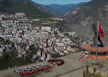 Artvin'de öğrenciler "100. Yıl" ve "ay yıldız" koreografisi oluşturdu