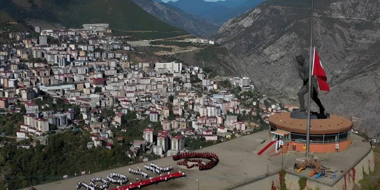 Artvin'de öğrenciler "100. Yıl" ve "ay yıldız" koreografisi oluşturdu