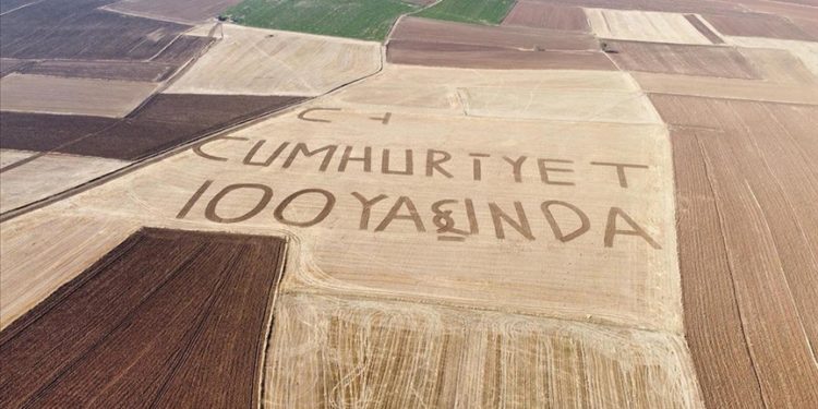 Yozgatlı çiftçi tarlasına "Cumhuriyet 100 yaşında" yazdı
