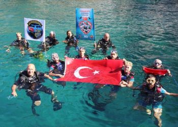 Alanya’da gaziler Cumhuriyet’in 100. yılı için dalış yaptı