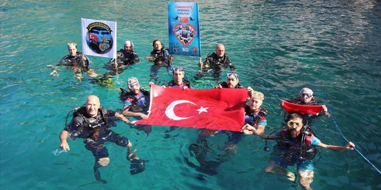 Alanya’da gaziler Cumhuriyet’in 100. yılı için dalış yaptı