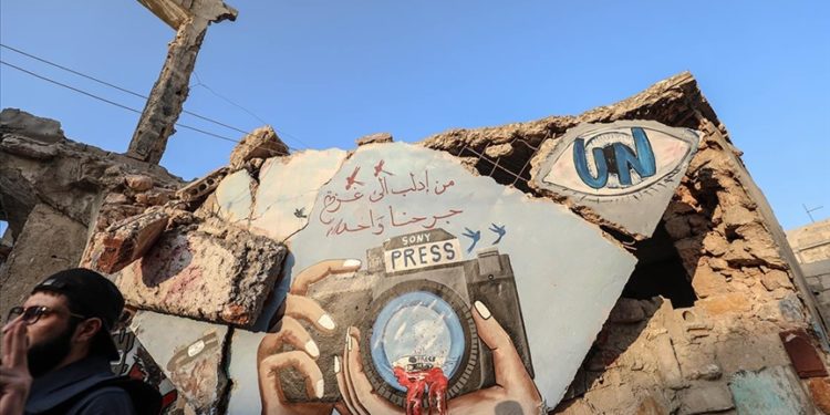 İdlibli grafiti sanatçısı Esmer, İsrail'in saldırılarında ölen Filistinli gazetecilerin anısını enkaza çiziyor