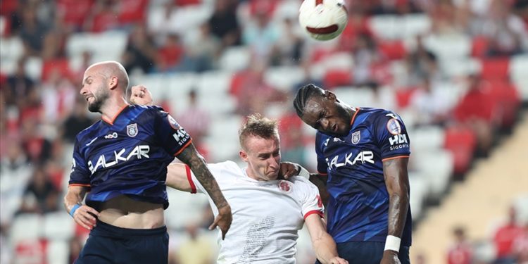 Antalyaspor evinde Başakşehir'i tek golle geçti