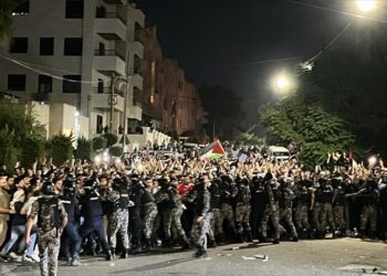 Ürdün’de İsrail Büyükelçiliğine girmek isteyen göstericilere polis müdahale etti