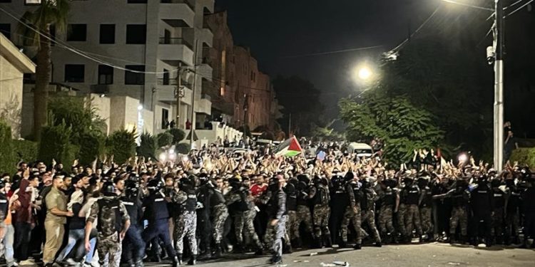 Ürdün’de İsrail Büyükelçiliğine girmek isteyen göstericilere polis müdahale etti