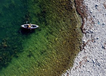 Dağcılar Beyşehir Gölü’nün “ada mağarası”na ulaşmak için bir saat kürek çekiyor