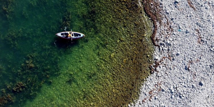 Dağcılar Beyşehir Gölü’nün “ada mağarası”na ulaşmak için bir saat kürek çekiyor