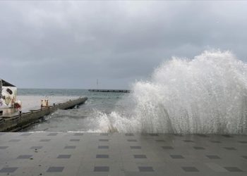 Sinop'ta fırtınada 4 metrelik dalgalar oluştu