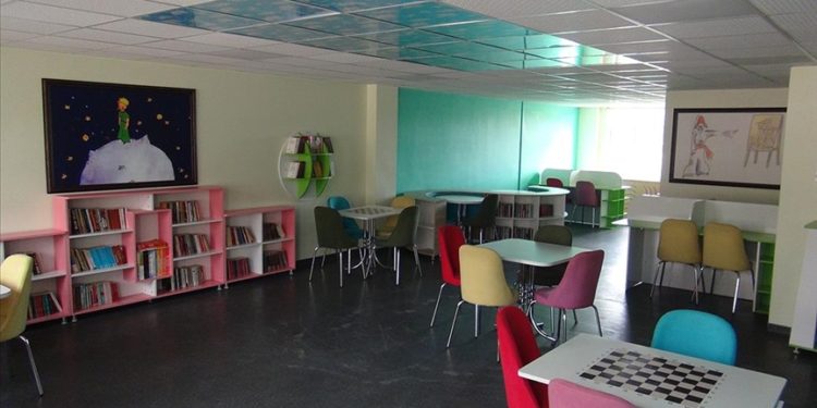 Eski okul binasını yenileyip öğrenciler için atölyeler oluşturdular