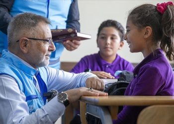 Kur'an-ı Kerim'i seçmeli ders olarak alan öğrencilere Kur'an hediye edildi