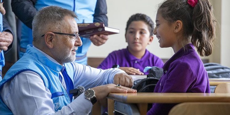 Kur'an-ı Kerim'i seçmeli ders olarak alan öğrencilere Kur'an hediye edildi