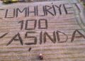 Çanakkaleli genç çiftçi tarlasına traktörle "Cumhuriyet 100 yaşında" yazdı
