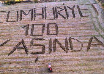 Çanakkaleli genç çiftçi tarlasına traktörle "Cumhuriyet 100 yaşında" yazdı