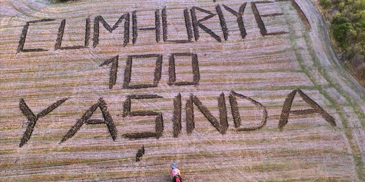 Çanakkaleli genç çiftçi tarlasına traktörle "Cumhuriyet 100 yaşında" yazdı