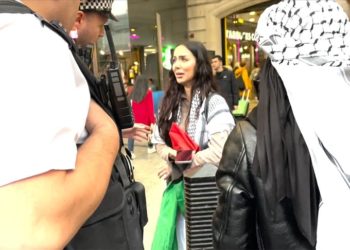 Londra'da Filistin bayrağı taşıyan kadın sözlü ve fiziksel saldırıya uğradı