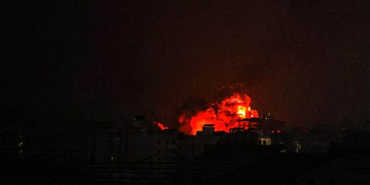 İsrail, saldırıların 22’nci gününde Gazze’yi yoğun bombardımana tuttu
