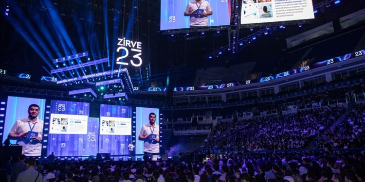 Zirve 23 “Geleceğe Adım At” temasıyla üniversiteli gençleri buluşturdu