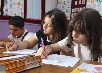 Üstün yetenekli çocuklar depremzede ve kırsaldaki öğrenciler için hikaye kitabı yazdı