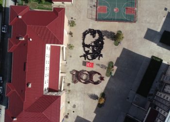 Ordu'da öğrenciler "Atatürk silüeti" ile "100. yıl" koreografisi oluşturdu