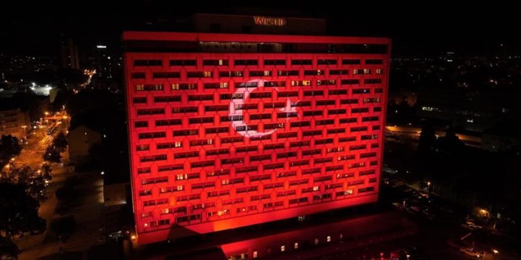 Zagreb'deki yüksek bina Türk bayrağı renkleriyle aydınlatıldı