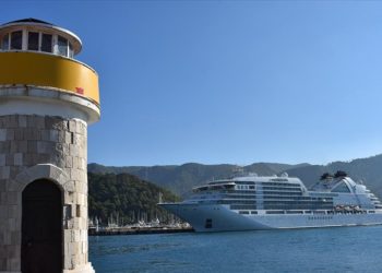 Yolcu gemisi "Seabourn Encore" Marmaris Limanı'na demirledi