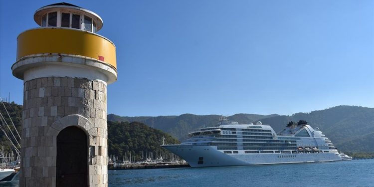 Yolcu gemisi "Seabourn Encore" Marmaris Limanı'na demirledi