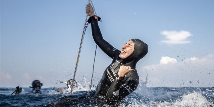 Milli sporcu Şahika Ercümen’den Cumhuriyet’in 100. yılında yeni dünya rekoru