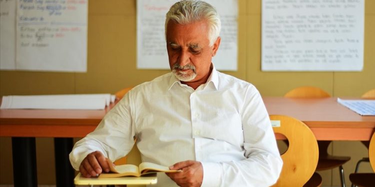 Eskişehir’de 66 yaşında üniversiteli olan işitme engelli öğrenci seramik eğitimi alıyor