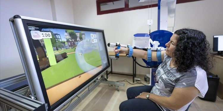 İnme geçiren hastalarda kısmi felce yerli “robotik kol” tedavisi