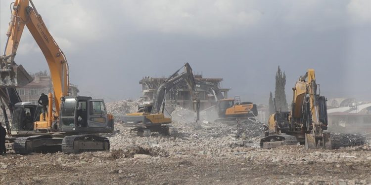 Hatay'da depremlerde ağır hasar alan 6 bina kontrollü yıkıldı