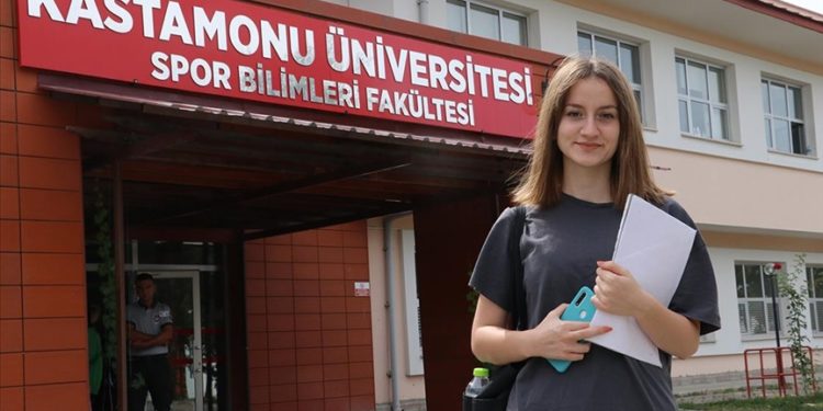 Salıncaktan düşerek omurgasını kıran Sedanur’un azmi başarı getirdi