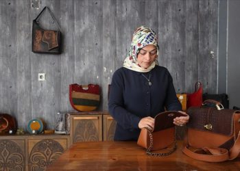 Diyarbakırlı kadın kişiye özel tasarladığı deri çantaları yurt dışına gönderiyor