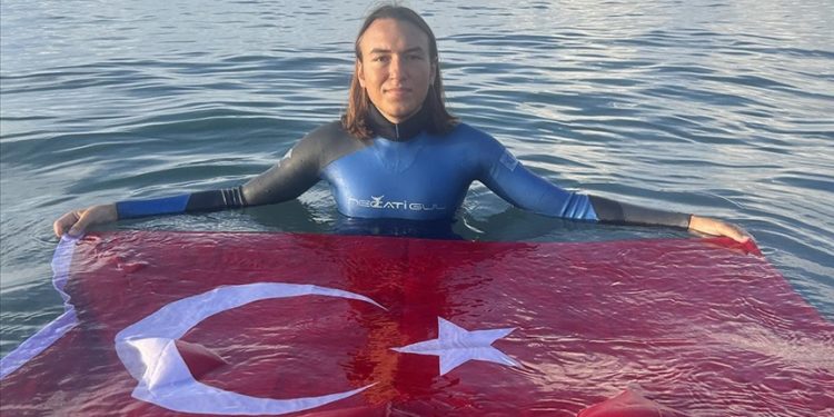 Serbest dalış sporcusu Necati Gül, 74 metreyle Türkiye rekorunu geliştirdi