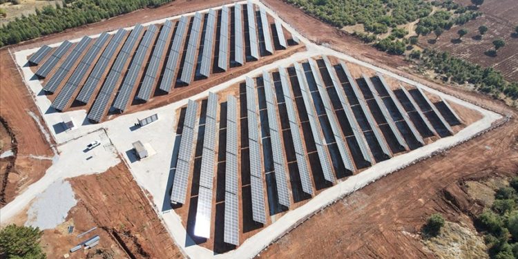 Uşak’ta kurulan güneş enerjisi santrali, köylerin sokak aydınlatmasını karşılayacak