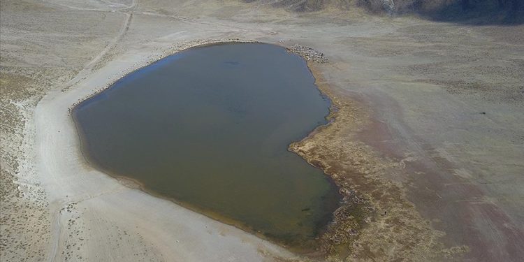 Nemrut Dağı’ndaki yaylalarda konaklayan göçerler dönüş için hazırlıklara başladı