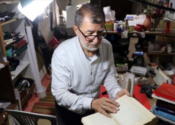 Hünerli elleriyle eski kitapların ömrünü uzatıyor