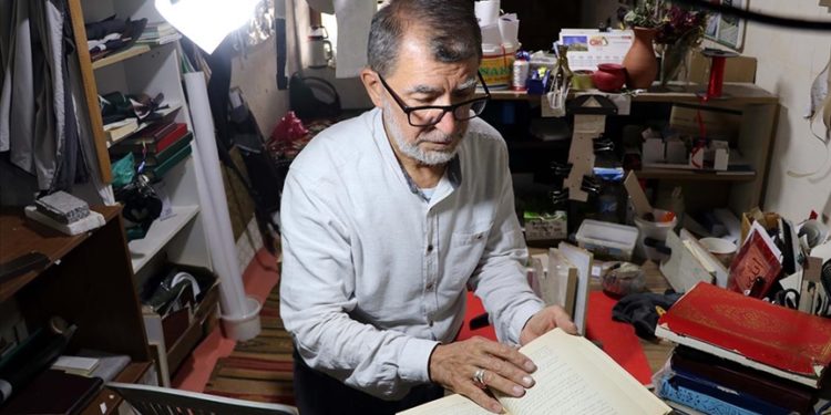 Hünerli elleriyle eski kitapların ömrünü uzatıyor