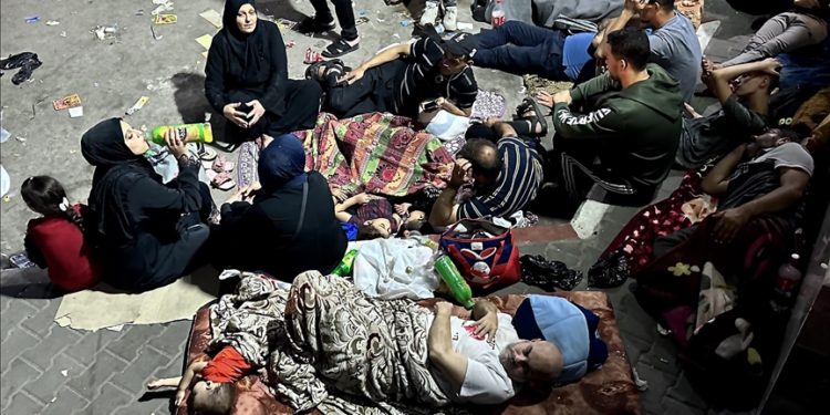 Gazze’de İsrail saldırılarından kaçan 35 bin kişi Şifa Hastanesine sığındı