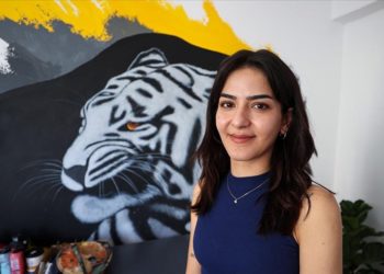 Hobi olarak başladığı grafitiyle mekanları renklendiriyor