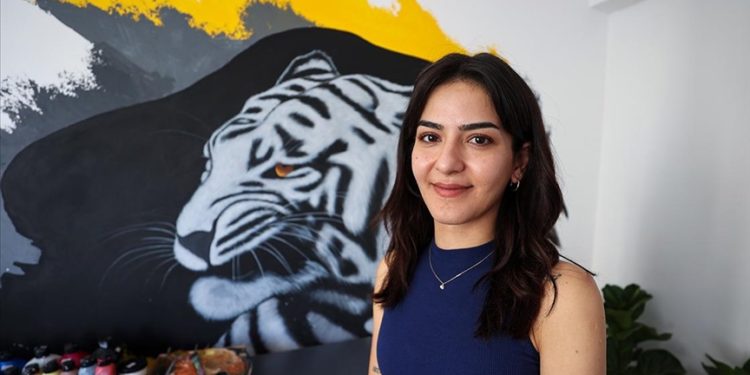 Hobi olarak başladığı grafitiyle mekanları renklendiriyor