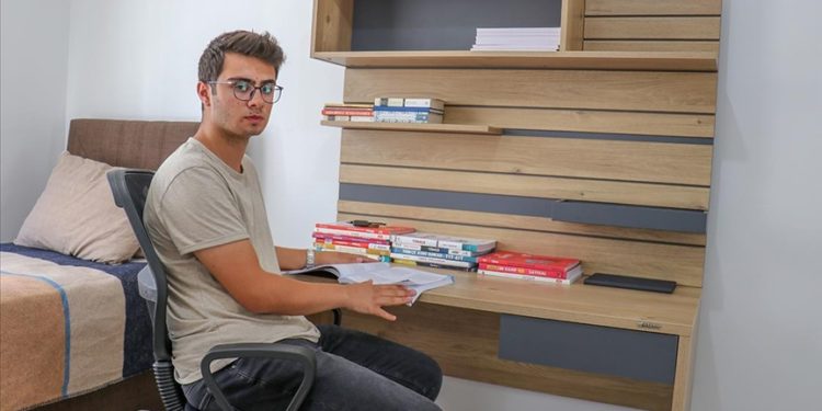 Depremzede Ferhat’ın hedefi babasının doktorluk hayalini gerçekleştirmek