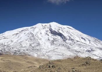 Yerli ve yabancı akademisyenler karla kaplı Ağrı Dağı'nın eteklerini gezdi