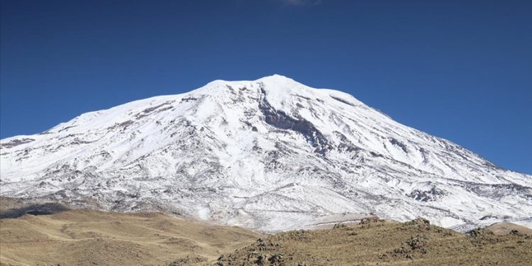Yerli ve yabancı akademisyenler karla kaplı Ağrı Dağı'nın eteklerini gezdi
