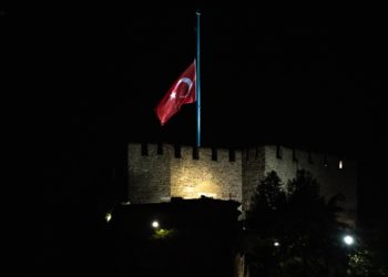 Milli yas ilanının ardından Türkiye'de bayraklar yarıya indirildi